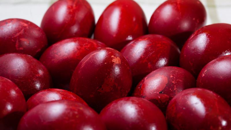 Atenție la cumpărăturile de Paște! Ce uită românii să verifice înainte de a cumpăra ouă și cozonaci. La ce trebuie să se uite