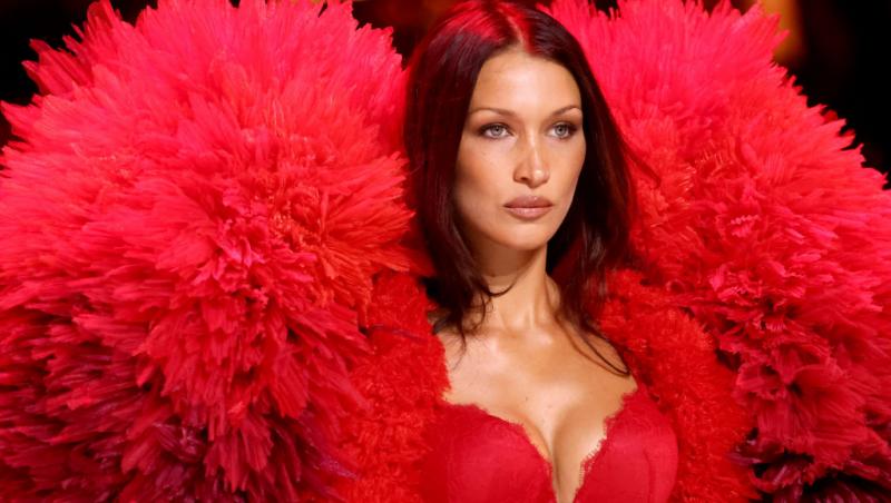 Bella Hadid, îmbrăcată într-o lenjerie roșie sexy, cu aripi roșii voluminoase
