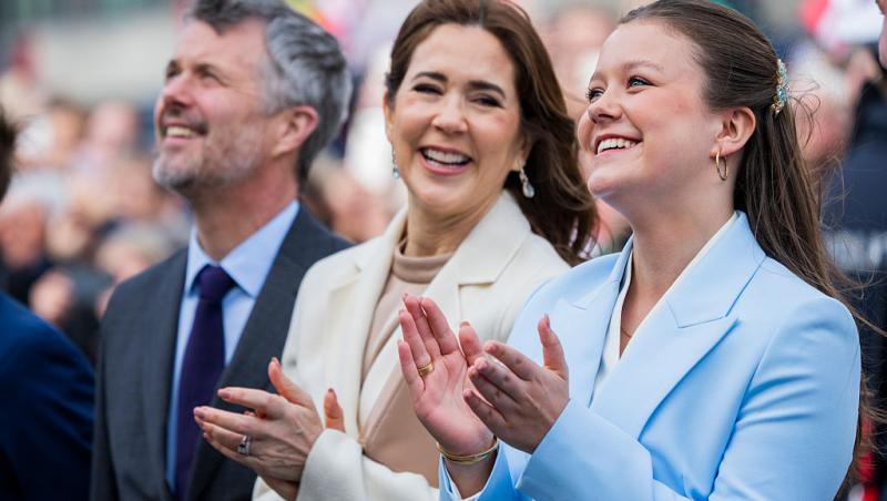 Prințesa Isabella a Danemarcei alături de părinții ei, Regina Mary și Regele Frederik al X-lea, îmbrăcați elegant