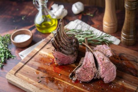 Coaste de miel la cuptor cu vin. Ingrediente și mod de preparare pentru o friptură reușită