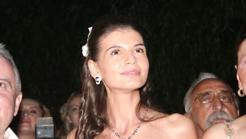 Monica Gabor, machiată discret, cu o fundiță albă în păr și bijuterii argintii