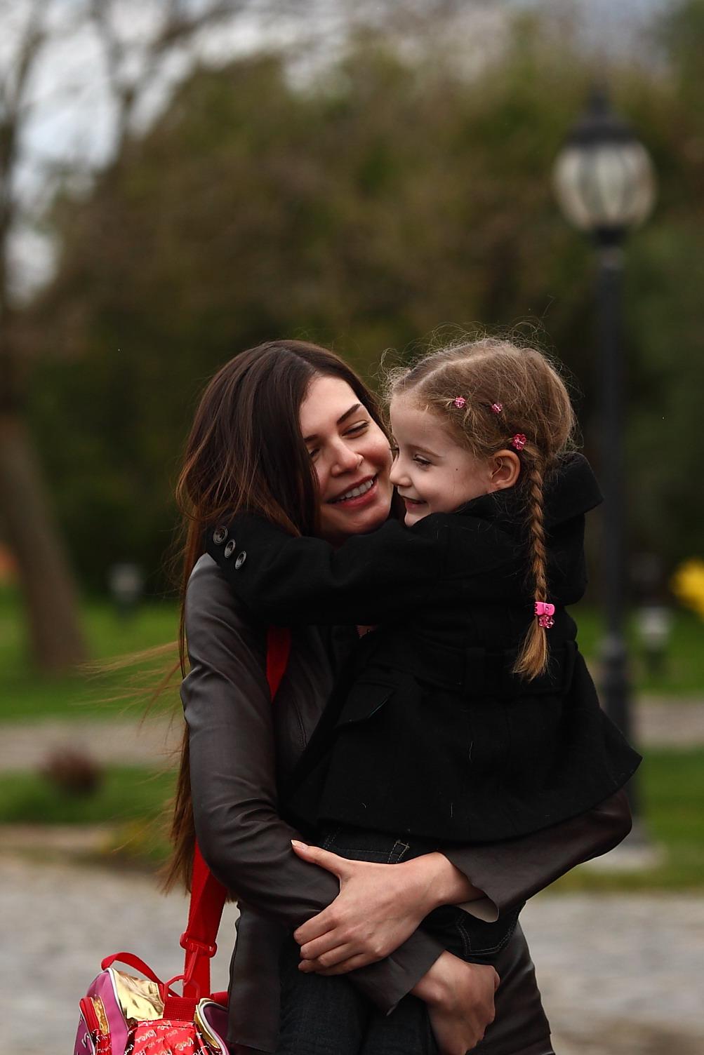 Monica Gabor, îmbrăcată în negru, alături de fetița ei, Irina Columbeanu, pe vremea când era mică