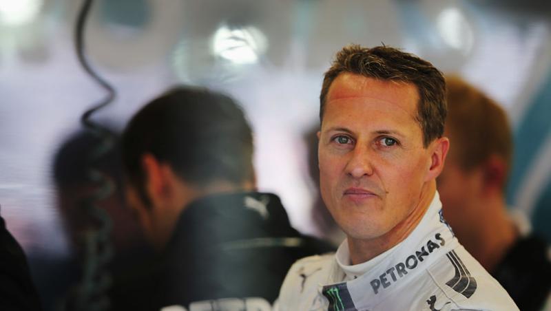 Michael Schumacher a semnat alături de ceilalți campioni mondiali casca purtată de Jackie Stewart duminică la Bahrain