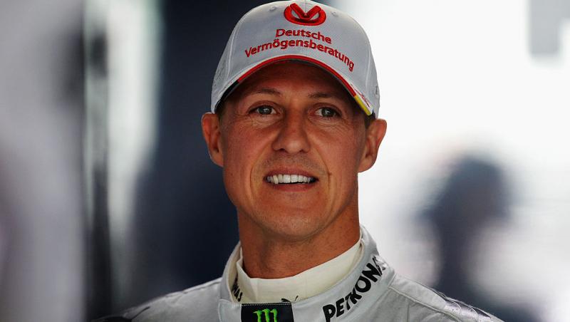 Michael Schumacher a semnat alături de ceilalți campioni mondiali casca purtată de Jackie Stewart duminică la Bahrain