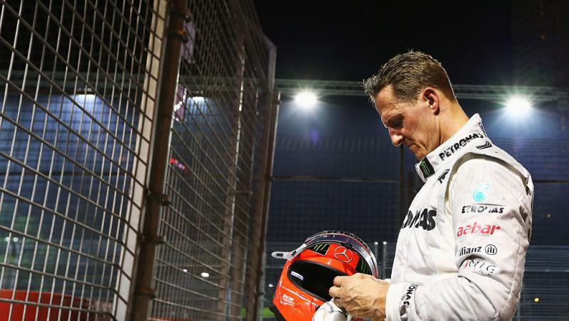 Michael Schumacher a semnat alături de ceilalți campioni mondiali casca purtată de Jackie Stewart duminică la Bahrain