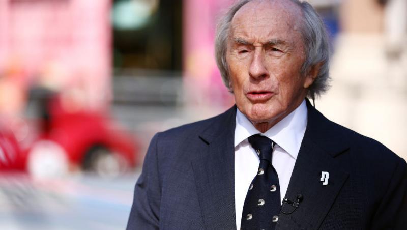 Michael Schumacher a semnat alături de ceilalți campioni mondiali casca purtată de Jackie Stewart duminică la Bahrain