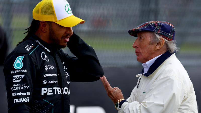 Michael Schumacher a semnat alături de ceilalți campioni mondiali casca purtată de Jackie Stewart duminică la Bahrain