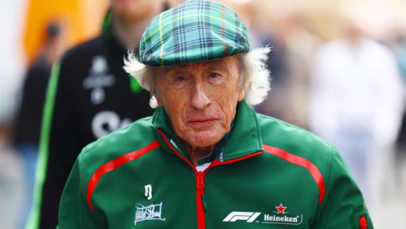 Michael Schumacher a semnat alături de ceilalți campioni mondiali casca purtată de Jackie Stewart duminică la Bahrain