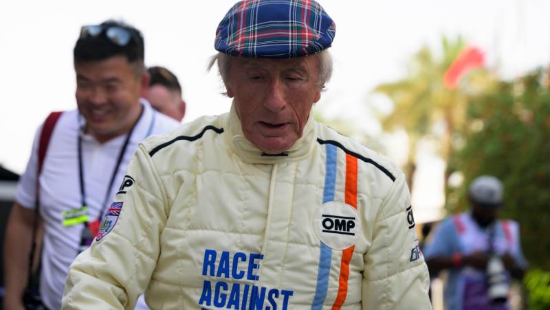 Michael Schumacher a semnat alături de ceilalți campioni mondiali casca purtată de Jackie Stewart duminică la Bahrain