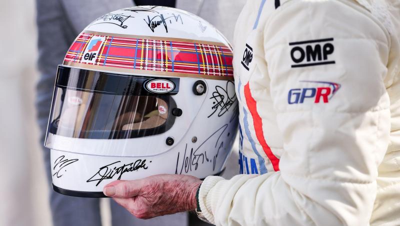 Michael Schumacher a semnat alături de ceilalți campioni mondiali casca purtată de Jackie Stewart duminică la Bahrain
