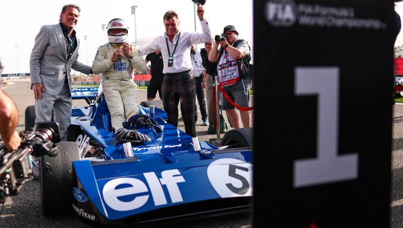 Michael Schumacher a semnat alături de ceilalți campioni mondiali casca purtată de Jackie Stewart duminică la Bahrain