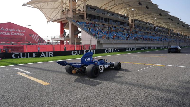 Michael Schumacher a semnat alături de ceilalți campioni mondiali casca purtată de Jackie Stewart duminică la Bahrain