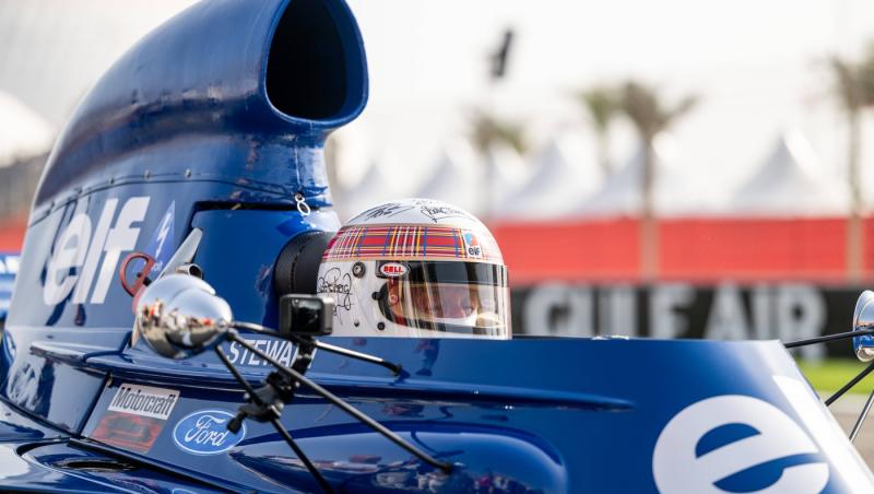 Michael Schumacher a semnat alături de ceilalți campioni mondiali casca purtată de Jackie Stewart duminică la Bahrain