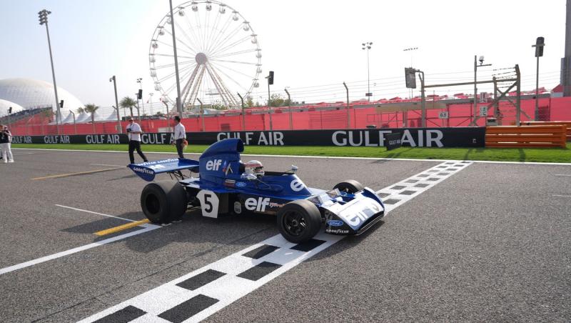 Michael Schumacher a semnat alături de ceilalți campioni mondiali casca purtată de Jackie Stewart duminică la Bahrain