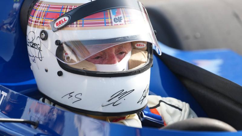 Michael Schumacher a semnat alături de ceilalți campioni mondiali casca purtată de Jackie Stewart duminică la Bahrain