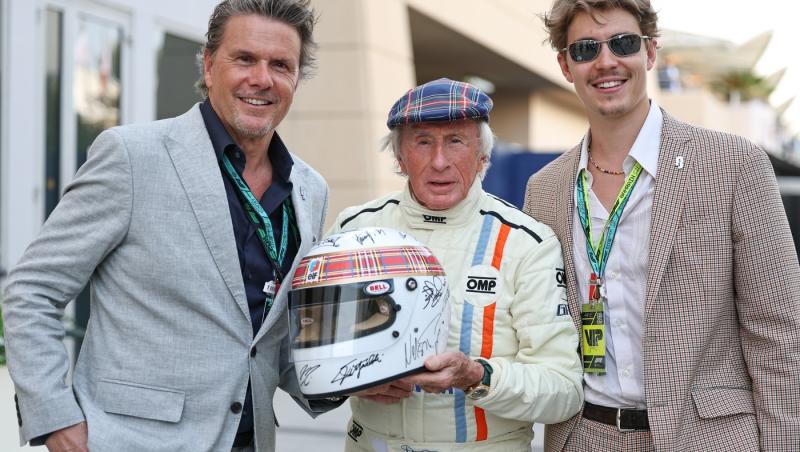 Michael Schumacher a semnat alături de ceilalți campioni mondiali casca purtată de Jackie Stewart duminică la Bahrain