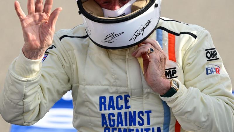 Michael Schumacher a semnat alături de ceilalți campioni mondiali casca purtată de Jackie Stewart duminică la Bahrain