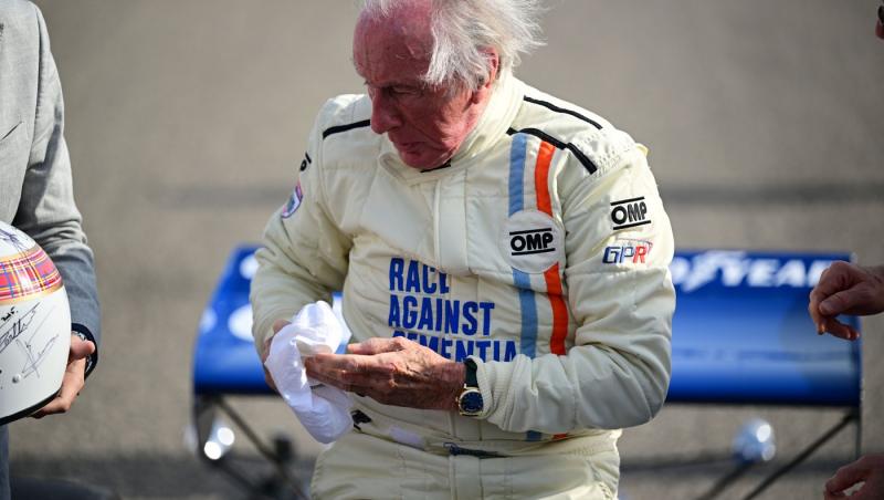 Michael Schumacher a semnat alături de ceilalți campioni mondiali casca purtată de Jackie Stewart duminică la Bahrain