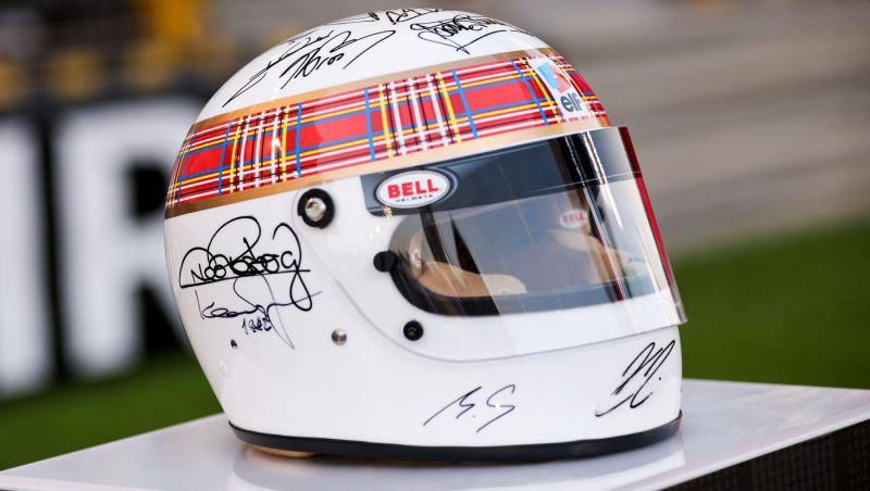 Michael Schumacher a semnat alături de ceilalți campioni mondiali casca purtată de Jackie Stewart duminică la Bahrain