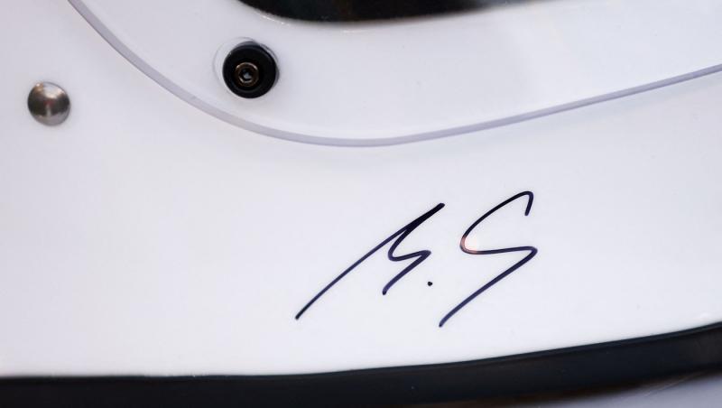 Michael Schumacher a semnat alături de ceilalți campioni mondiali casca purtată de Jackie Stewart duminică la Bahrain