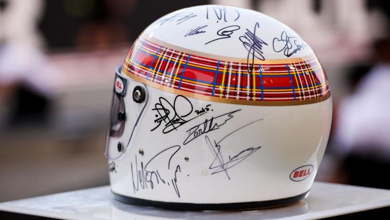 Michael Schumacher a semnat alături de ceilalți campioni mondiali casca purtată de Jackie Stewart duminică la Bahrain