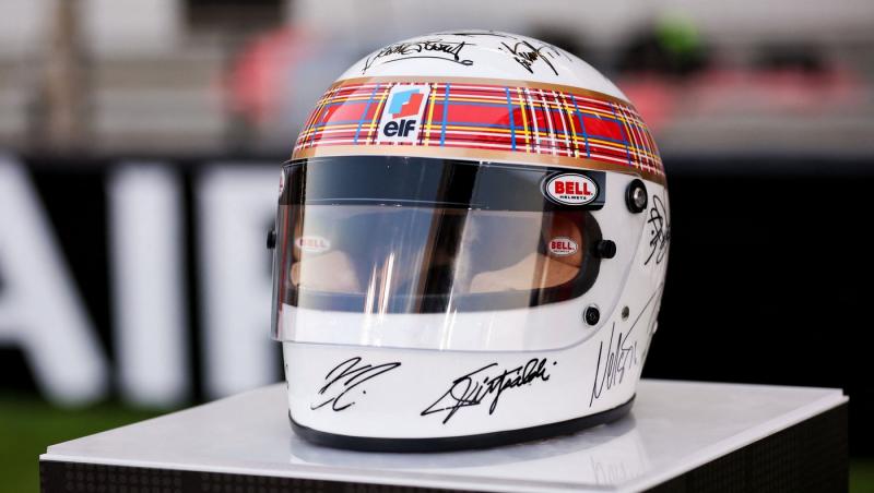 Michael Schumacher a semnat alături de ceilalți campioni mondiali casca purtată de Jackie Stewart duminică la Bahrain