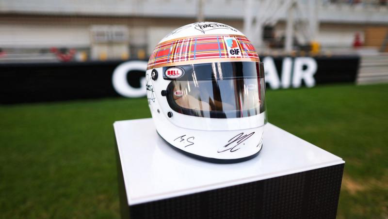 Michael Schumacher a semnat alături de ceilalți campioni mondiali casca purtată de Jackie Stewart duminică la Bahrain