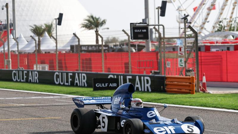 Michael Schumacher a semnat alături de ceilalți campioni mondiali casca purtată de Jackie Stewart duminică la Bahrain