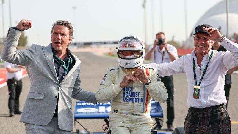 Michael Schumacher a semnat alături de ceilalți campioni mondiali casca purtată de Jackie Stewart duminică la Bahrain