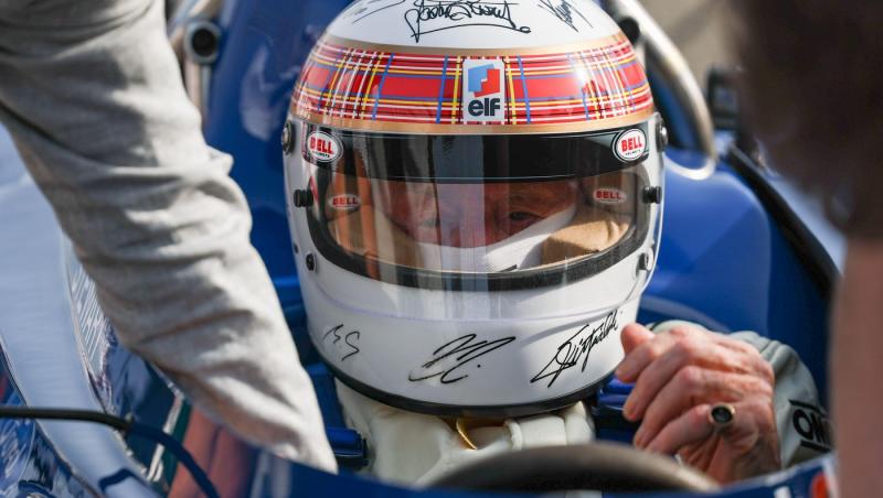 Michael Schumacher a semnat alături de ceilalți campioni mondiali casca purtată de Jackie Stewart duminică la Bahrain