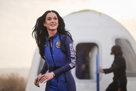 Gestul neașteptat pe care Katy Perry l-a făcut după ce a zburat în spațiu cu racheta Blue Origin. Imaginile au devenit virale