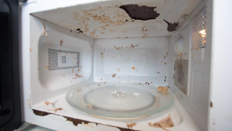 cuptor cu microunde deteriorat