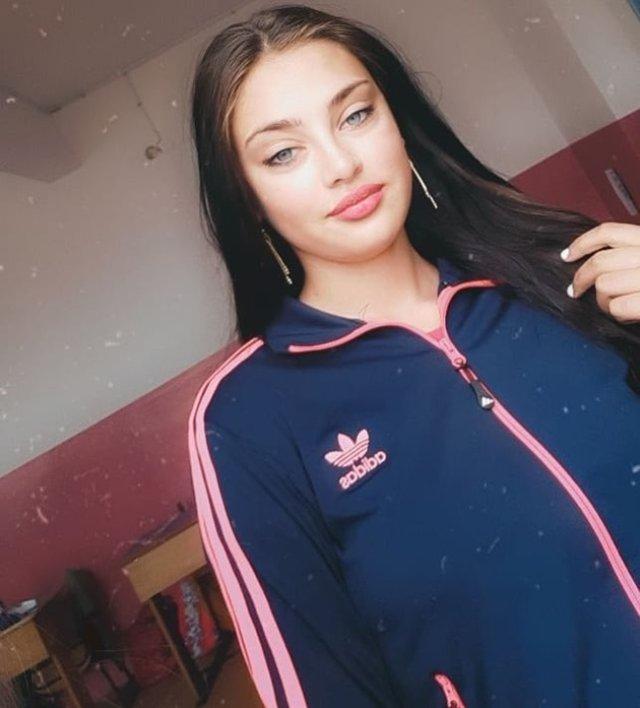 Adina Asăvoaiei îmbrăcată cu o bluză de la Adidas