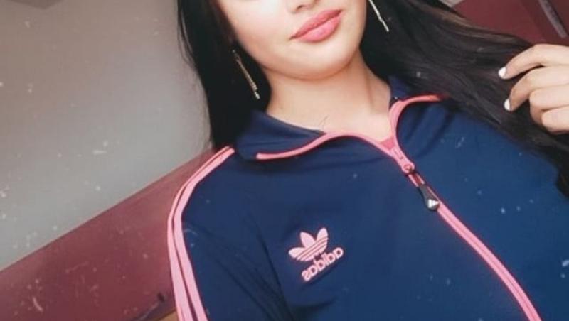 Adina Asăvoaiei îmbrăcată cu o bluză de la Adidas