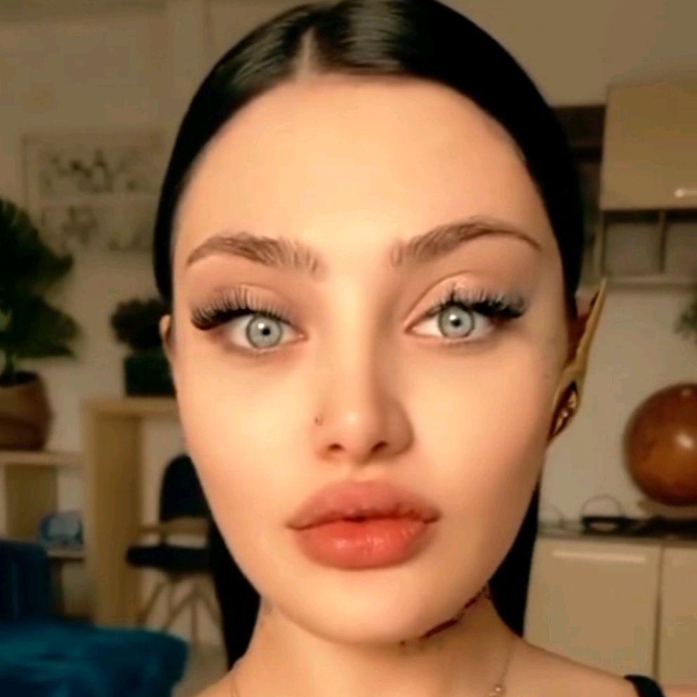 Adina Asăvoaiei machiată glam