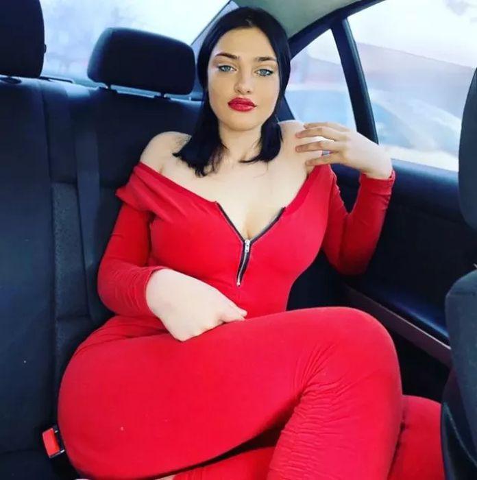 Adina Asăvoaiei îmbrăcată într-o ținută roșie