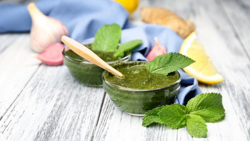 bol cu marinadă cu mentă și frunze proaspete de mentă
