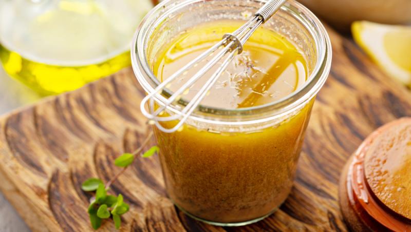 marinadă grecească într-un borcan cu un tel deasupra