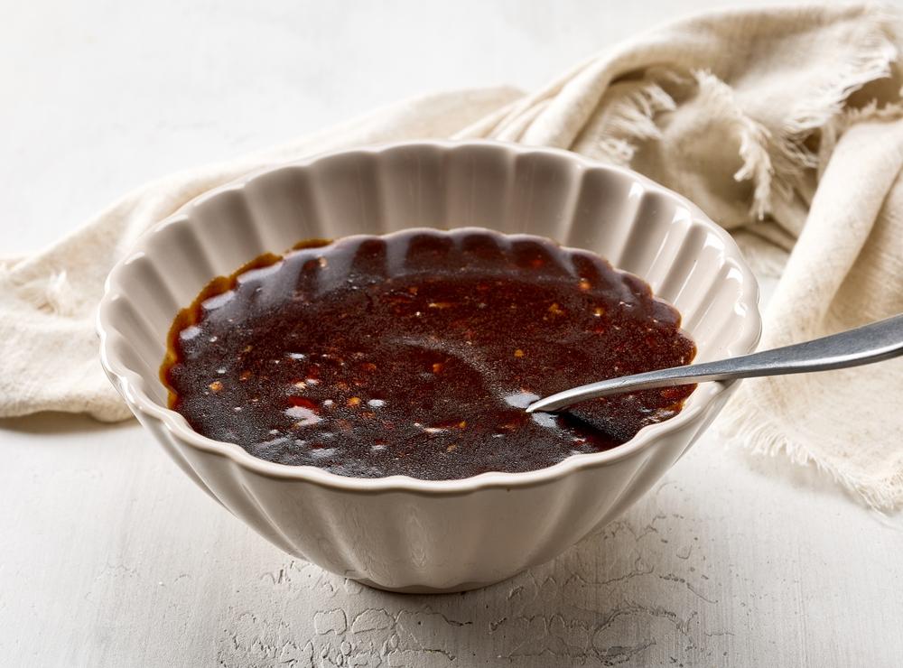 bol alb cu sos hoisin si o linguriță în el