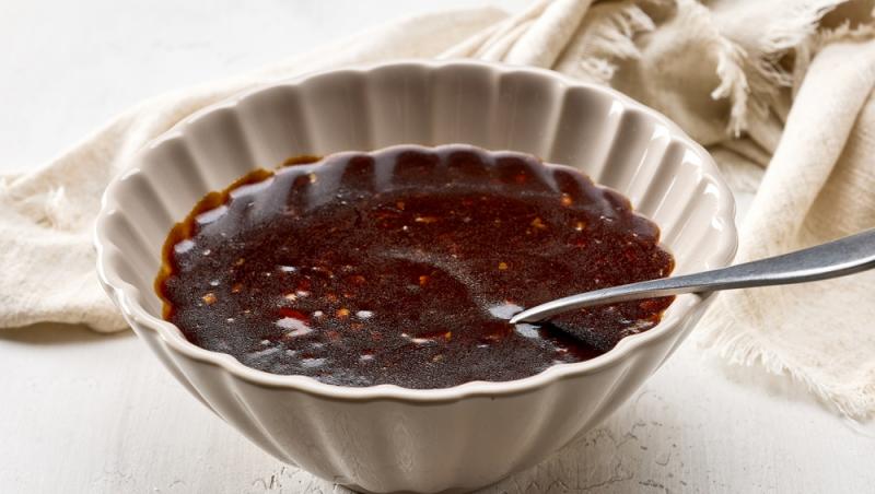 Sosul hoisin este porivit dacă vrei să îi dai preparatului o notă asiatică