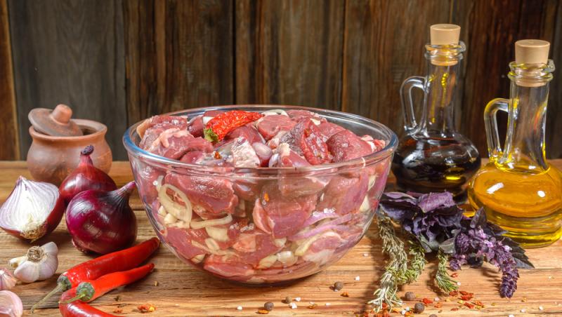Lămâia, rozmarinul și uleiul de măsline sunt ingrediente de bază pentru marinadele pentru carnea de miel