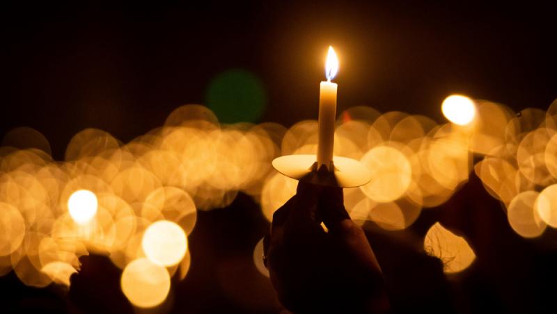 Ce semnificație are un ritual pe care credincioșii îl respectă în Vinerea Mare. Cum se face corect trecerea pe sub masă