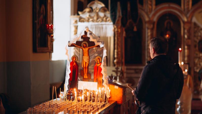Ce semnificație are un ritual pe care credincioșii îl respectă în Vinerea Mare. Cum se face corect trecerea pe sub masă
