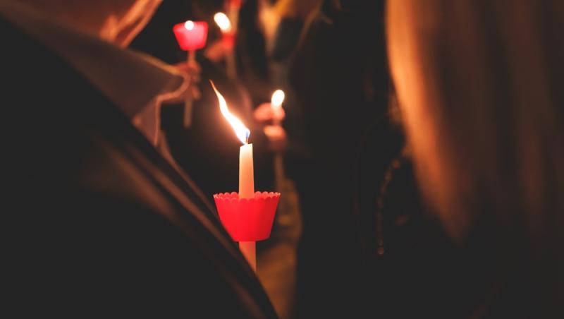 Ce semnificație are un ritual pe care credincioșii îl respectă în Vinerea Mare. Cum se face corect trecerea pe sub masă