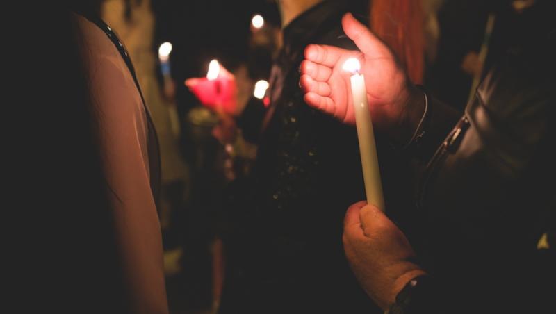 Ce semnificație are un ritual pe care credincioșii îl respectă în Vinerea Mare. Cum se face corect trecerea pe sub masă
