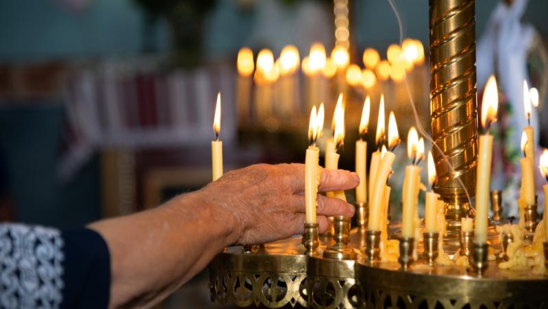 Ce semnificație are un ritual pe care credincioșii îl respectă în Vinerea Mare. Cum se face corect trecerea pe sub masă