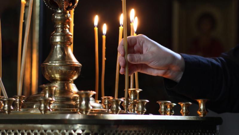 Ce semnificație are un ritual pe care credincioșii îl respectă în Vinerea Mare. Cum se face corect trecerea pe sub masă