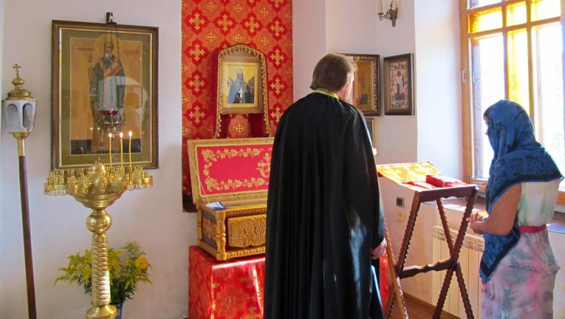 Ce semnificație are un ritual pe care credincioșii îl respectă în Vinerea Mare. Cum se face corect trecerea pe sub masă