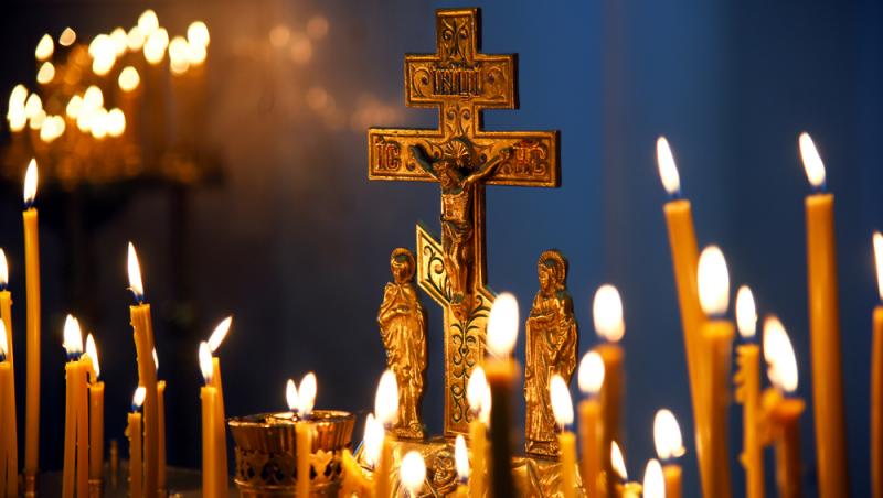 Ce semnificație are un ritual pe care credincioșii îl respectă în Vinerea Mare. Cum se face corect trecerea pe sub masă