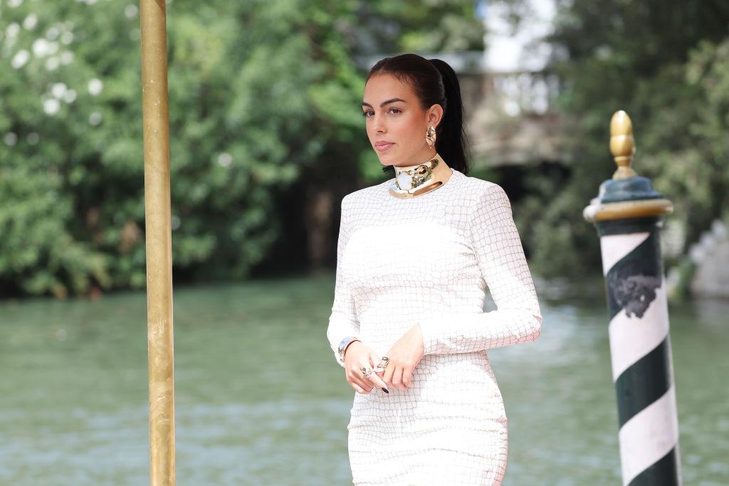 Georgina Rodriguez îmbrăcată cu o rochie albă mulată